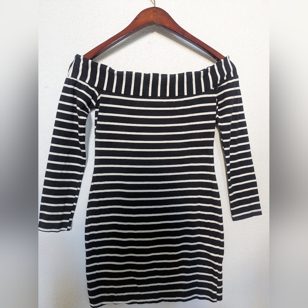 Off shoulder bodycon dress.